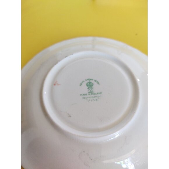 Royal Crown Derby Tea Cup & Saucer Set "Vine" Pattern Gold Gild raised - Picture 9 of 10